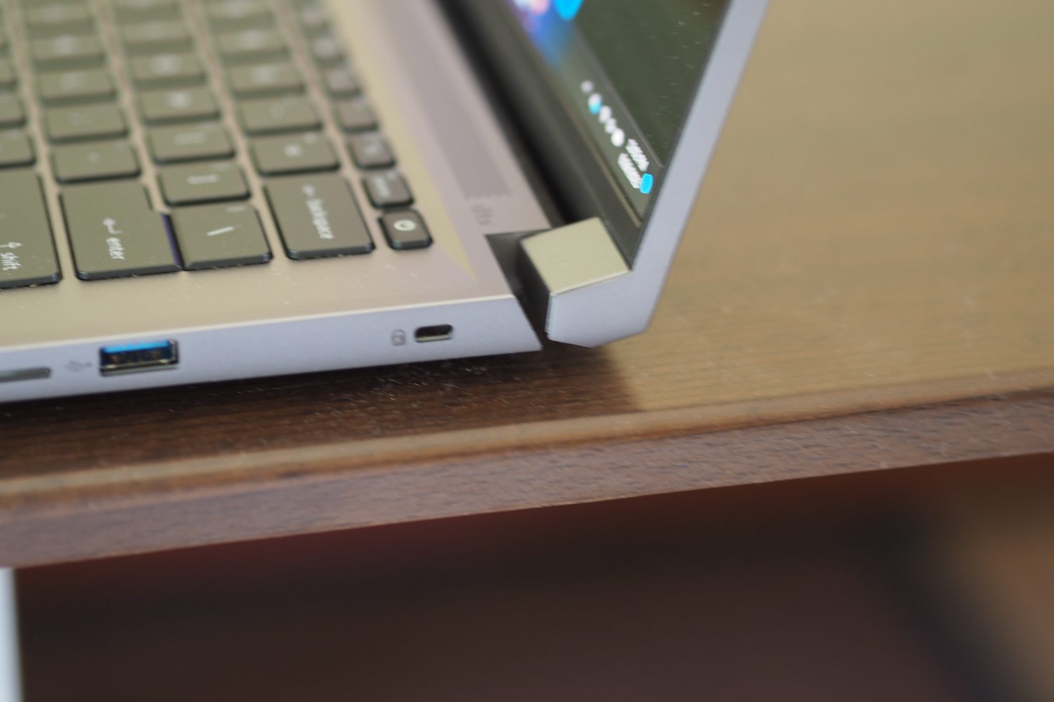 Vista superior do Acer Swift X 14 mostrando a dobradiça.