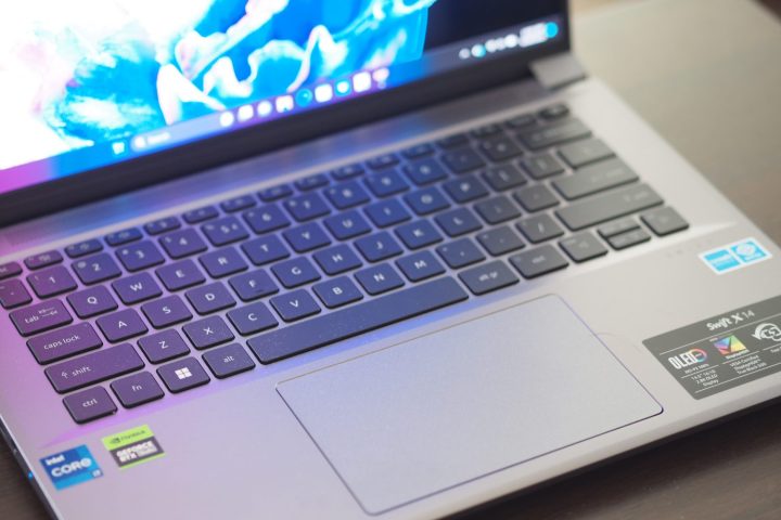 Vista superior do Acer Swift X 14 mostrando o teclado e o touchpad.