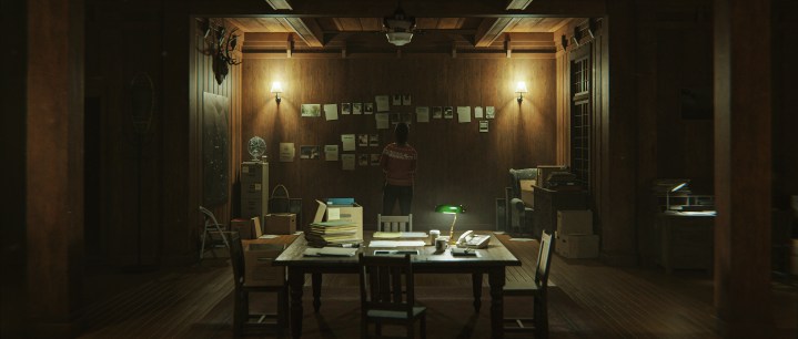 Saga stands in front of an evidence board in Alan Wake 2.