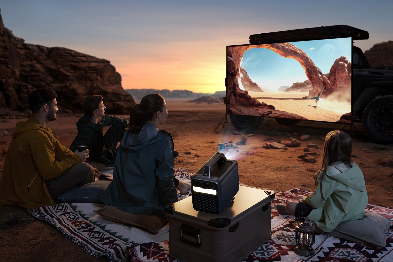 El proyector para exteriores Anker Nebula Mars 3 que muestra una película en una pantalla en el desierto.