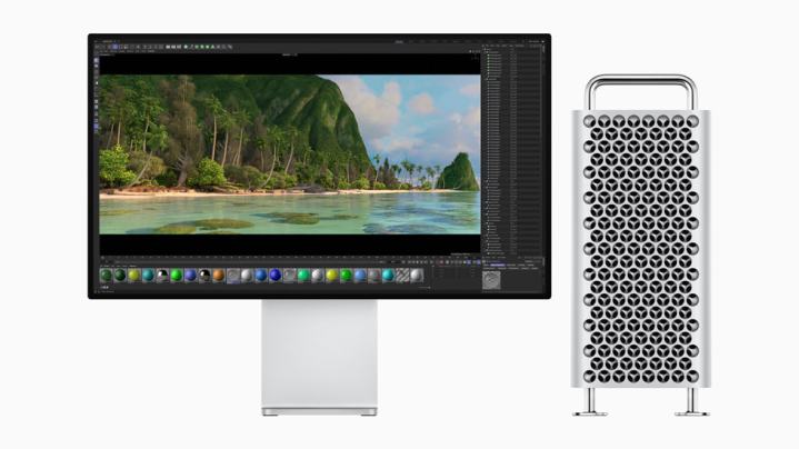 مک پرو اپل در کنار صفحه نمایش.
