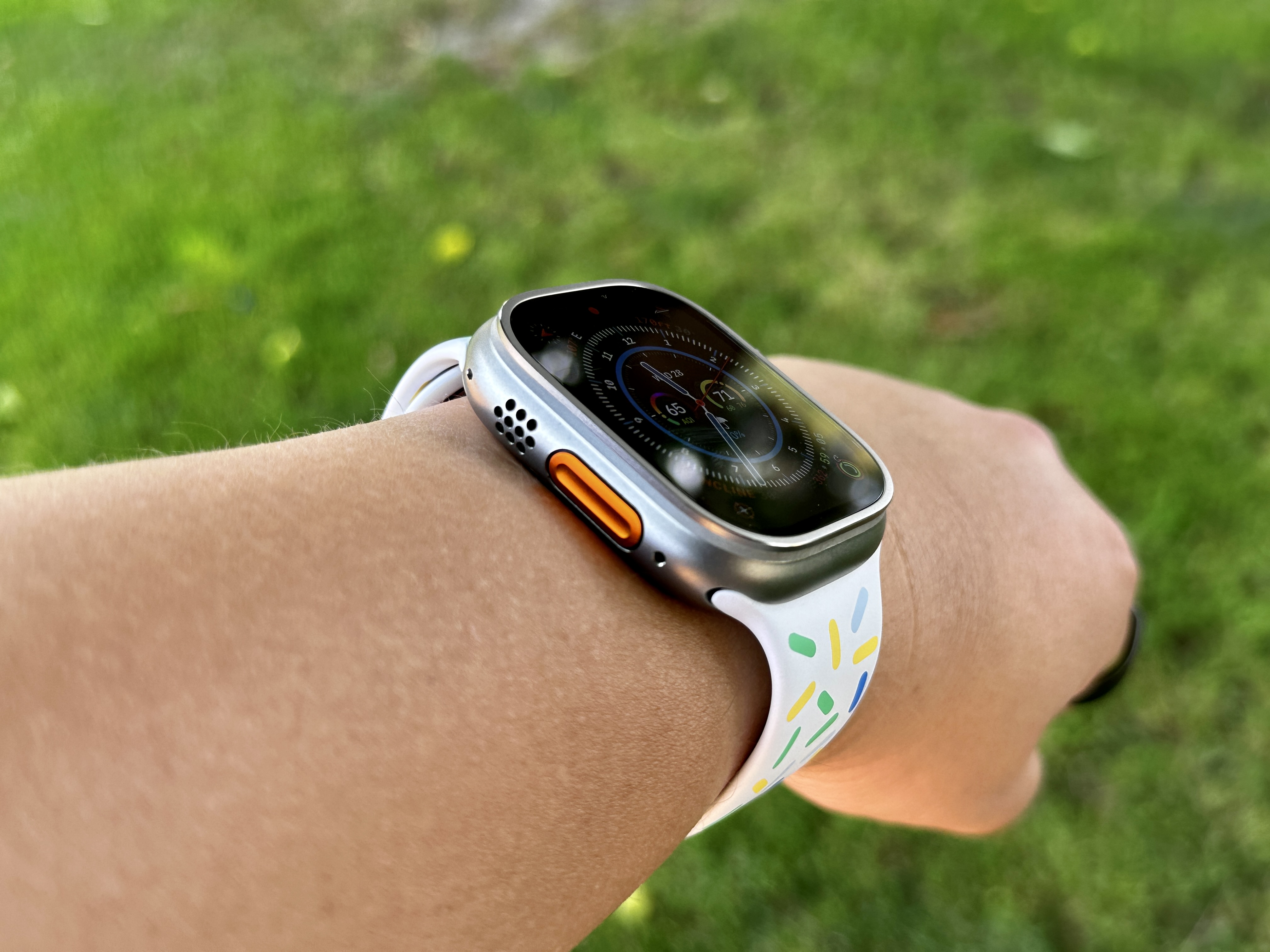 Apple Watch Ultra sendo usado exibindo o botão de ação.