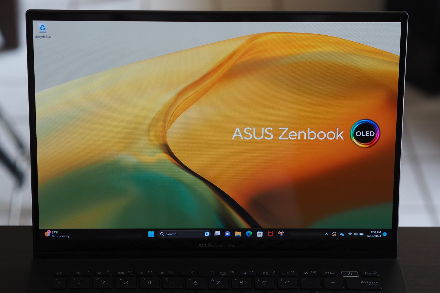 Vista frontal do Asus Zenbook 14 OLED mostrando a tela.