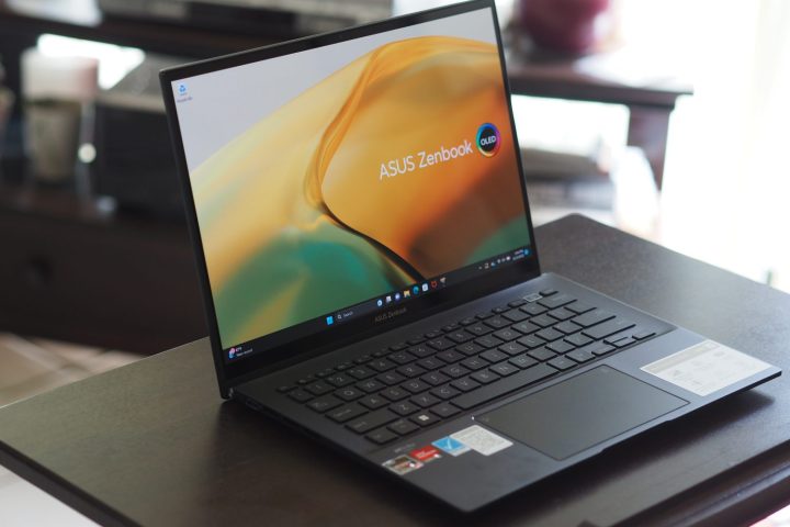 ایسوس ZenBook 14 OLED زاویه جلو با نمایش نمایشگر و صفحه کلید.