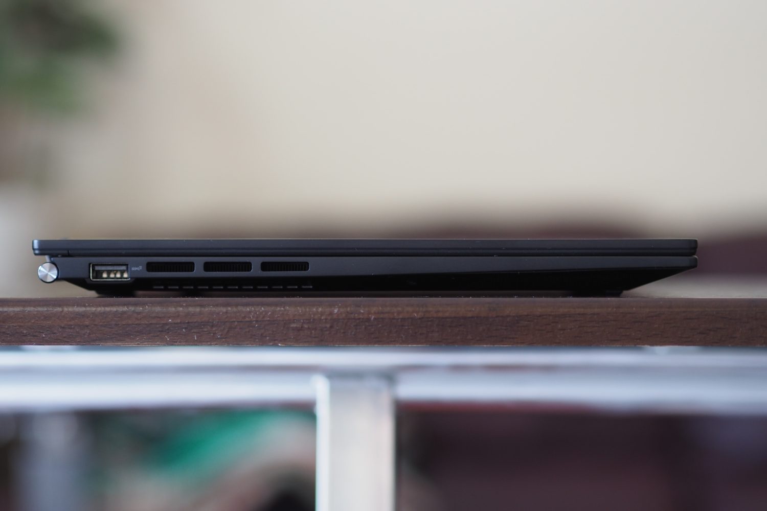 Vista do lado esquerdo do Asus Zenbook 14 OLED mostrando as portas.