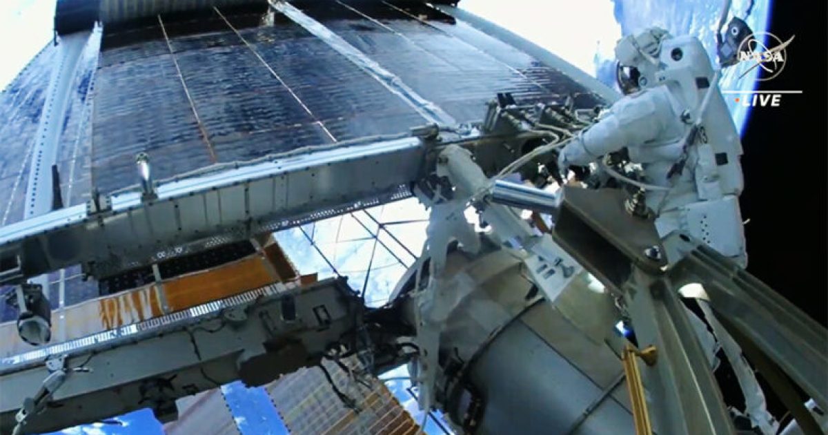Des astronautes installent un cinquième nouveau panneau solaire sur l’ISS