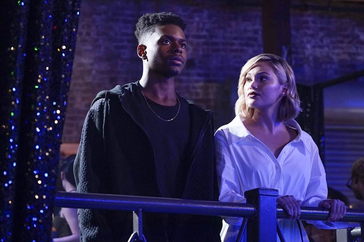 Um homem e uma mulher estão em Cloak & Dagger.