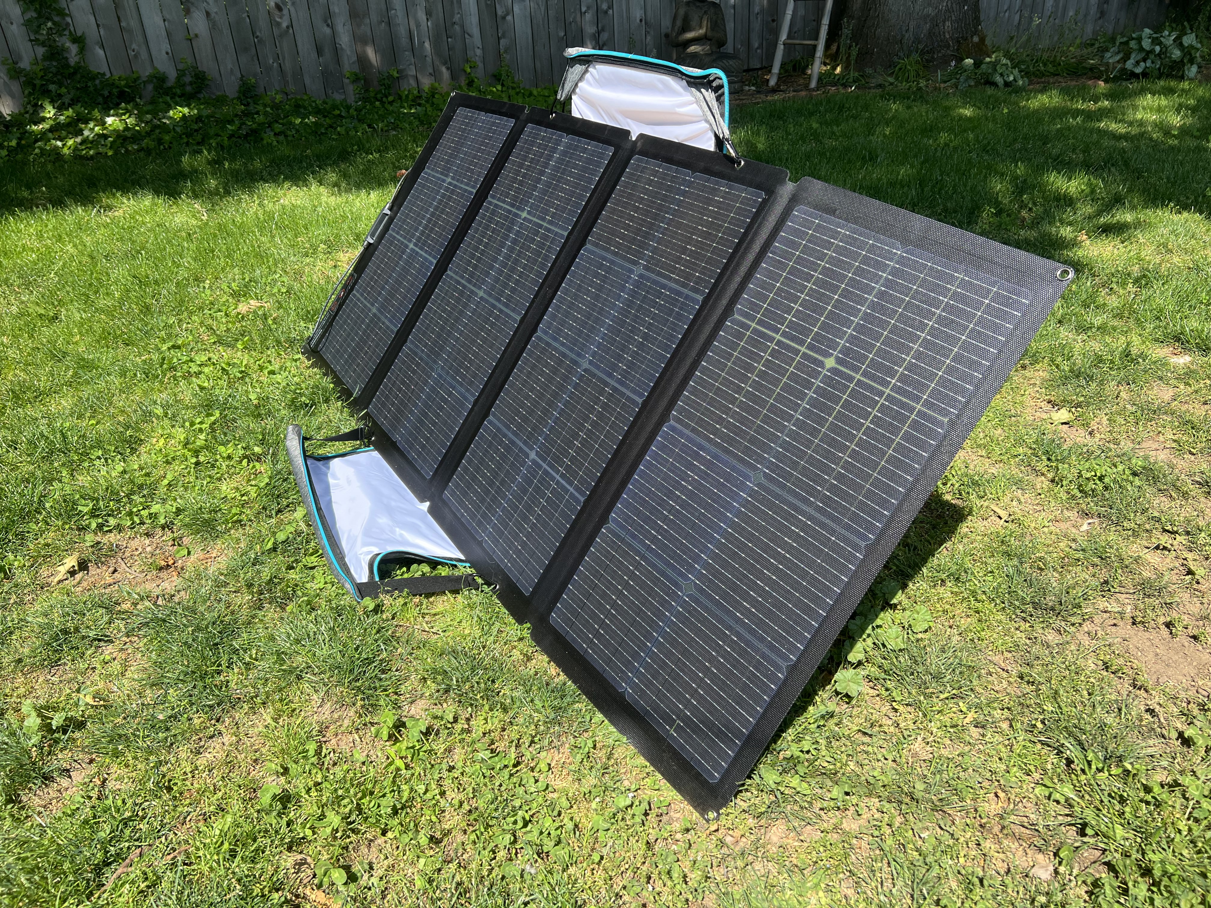 O EcoFlow Delta 2 Max usa painéis solares bifaciais de 220 W.