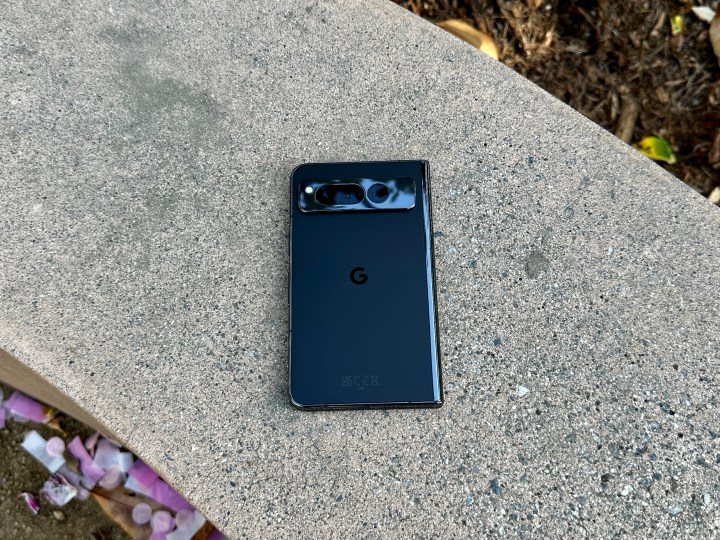 Google Pixel Fold in Obsidian appoggiato su una panchina di cemento.