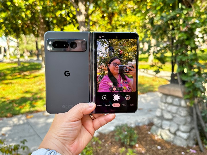 Google Pixel Fold in Obsidian in modalità Reverse Selfie Camera.