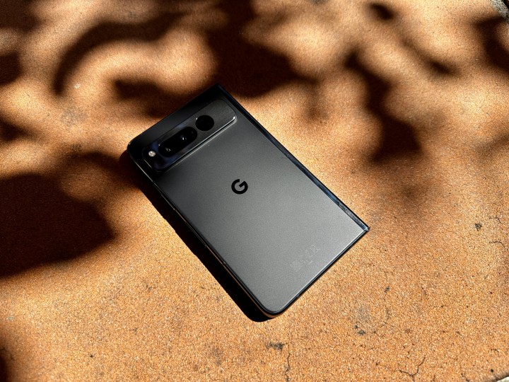 Google Pixel Fold en obsidienne posé à plat sur une jardinière.
