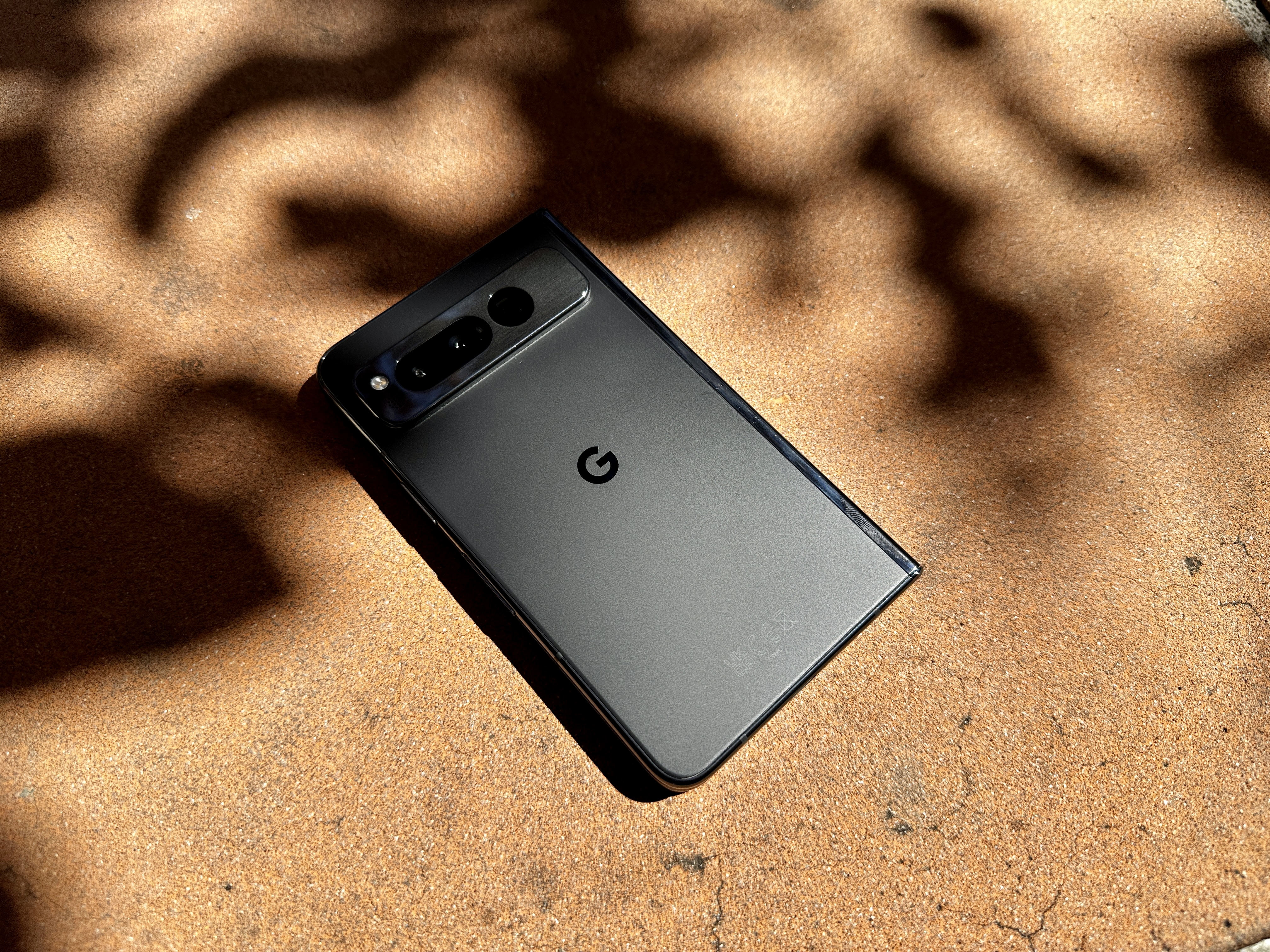 Google Pixel Fold em Obsidian deitado em uma floreira.