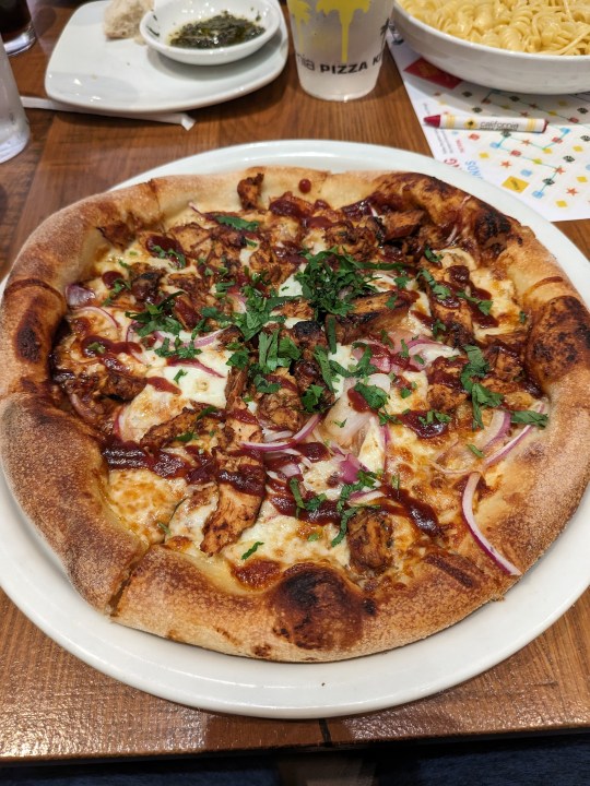 Pizza al pollo BBQ di California Pizza Kitchen scattata con Google Pixel Fold.