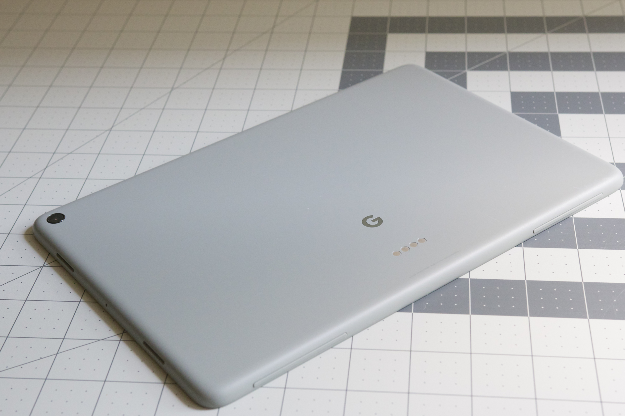 डेस्क पर Google Pixel टैबलेट, जिसका पिछला भाग दिखाई दे रहा है।