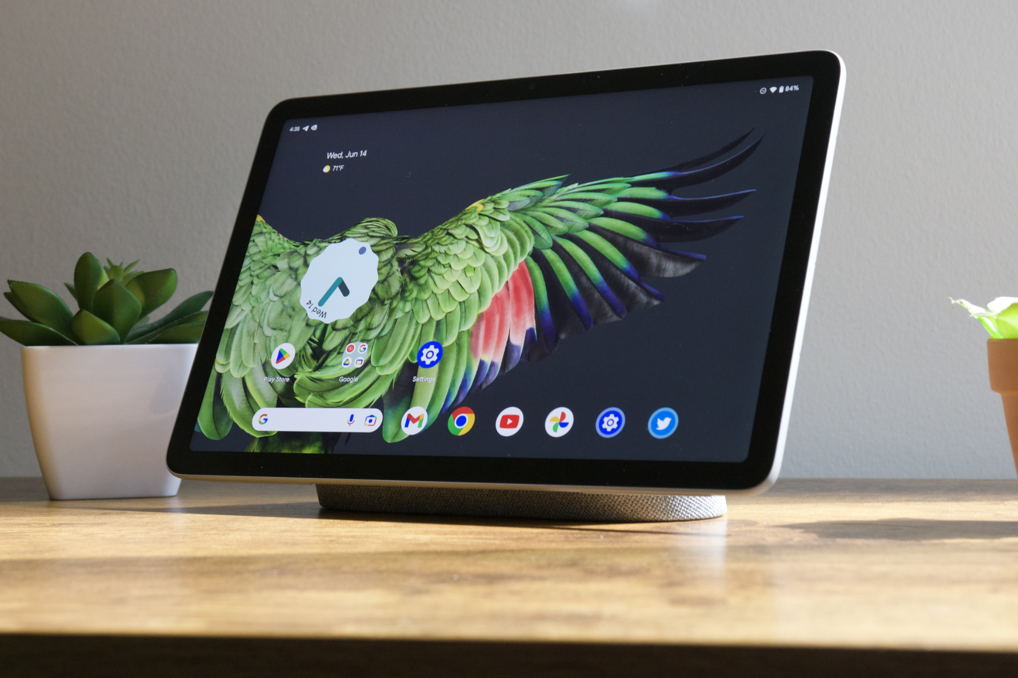 Google Pixel Tablet em sua base de carregamento.