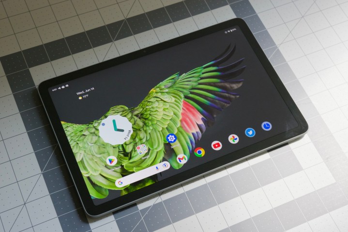 O Google Pixel Tablet com a tela ligada, mostrando sua tela inicial.