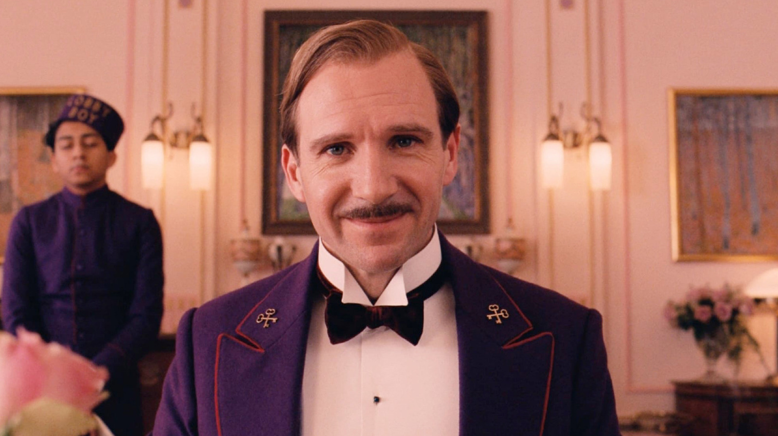 Ralph Fiennes como M. Gustave em O Grande Hotel Budapeste