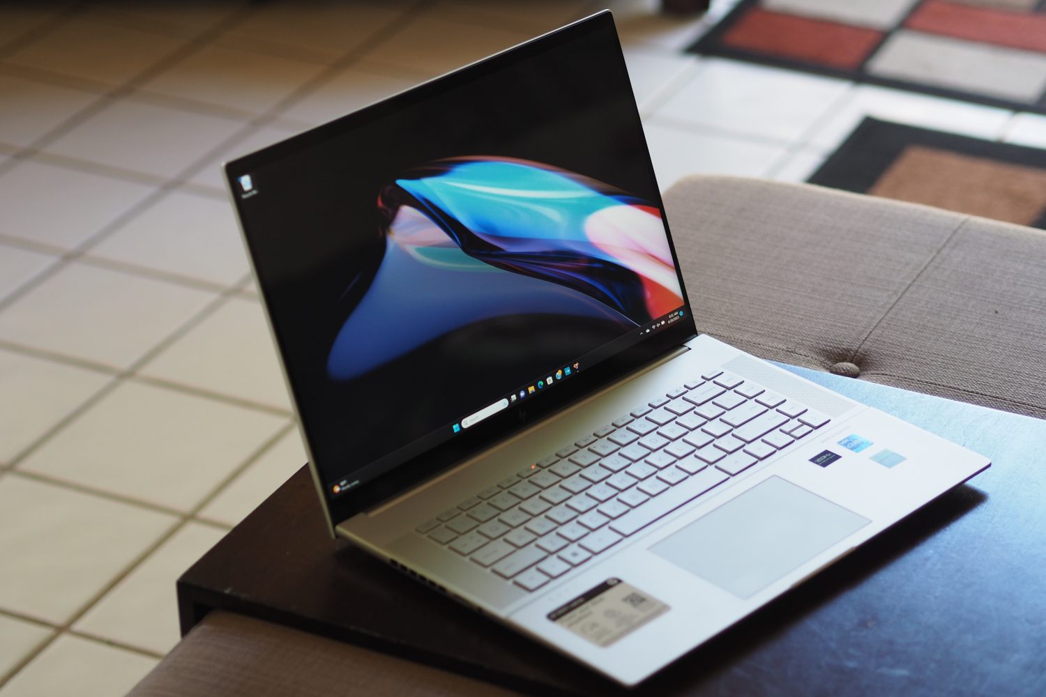 HP Envy 16 2023 का फ्रंट एंगल व्यू डिस्प्ले और कीबोर्ड डेक दिखा रहा है।