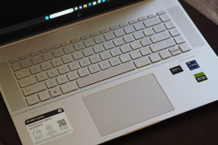 Ansicht des HP Envy 16 2023 von oben nach unten mit Tastatur und Touchpad.