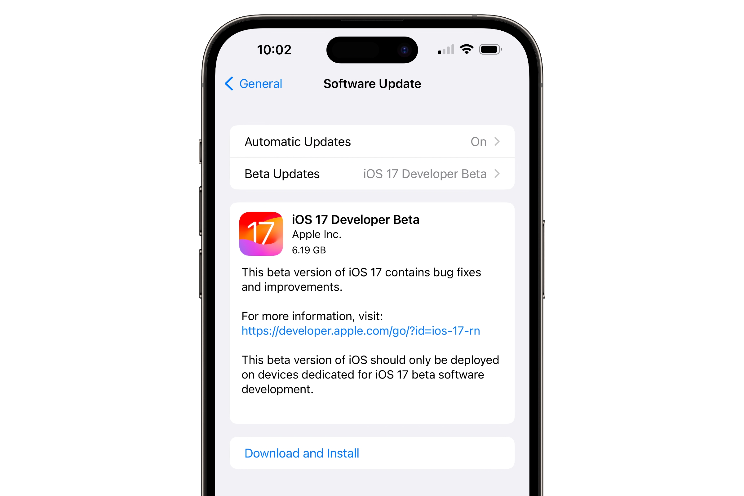 iPhone mostrando a tela de download e instalação do desenvolvedor beta 1 do iOS 17. 