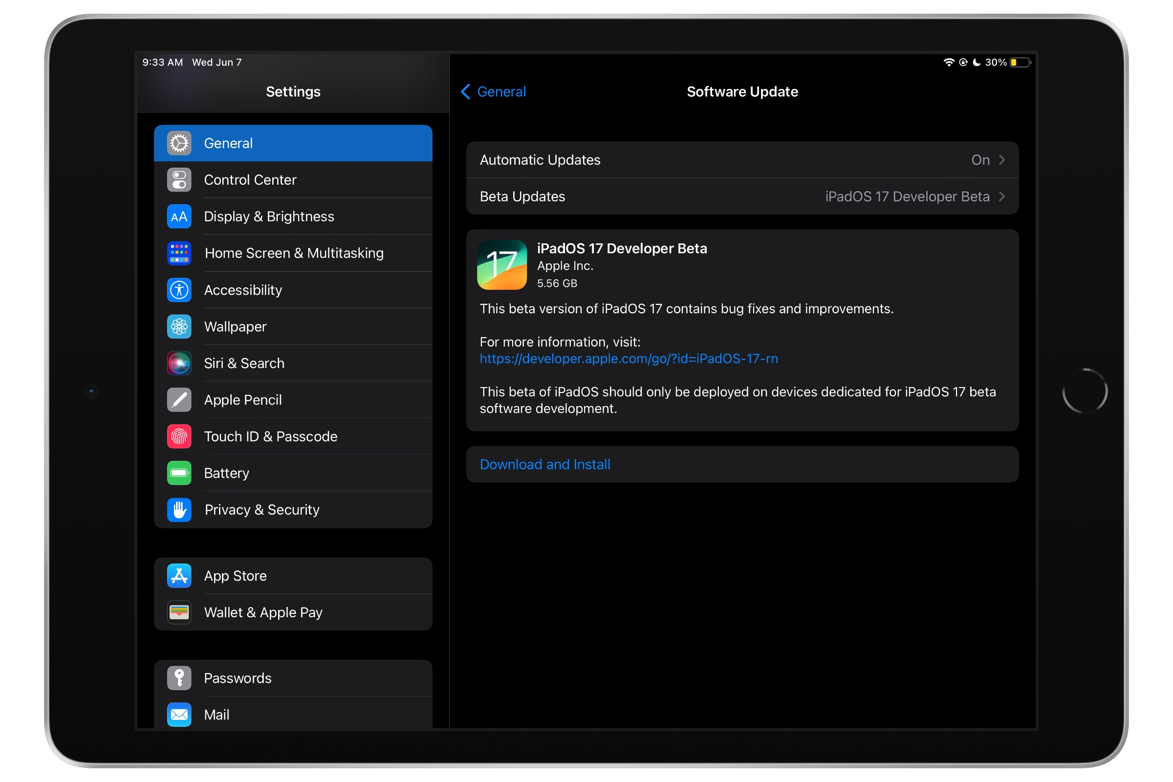 iPad mostrando a tela de atualização de software com iPadOS 17 Developer Beta 1.