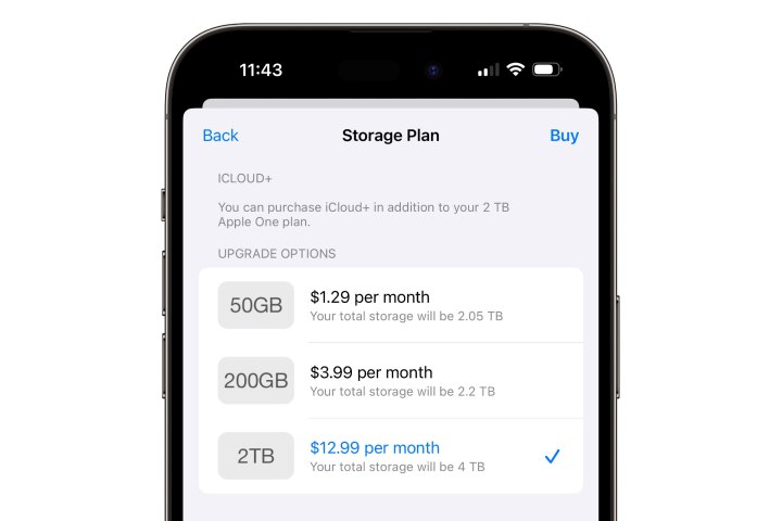 iPhone mostrando como comprar 4 TB de armazenamento do iCloud.
