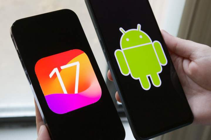 Logo iOS 17 su un iPhone, logo Android su un telefono Android.