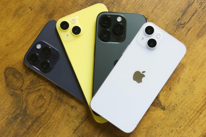 O iPhone 14, iPhone 14 Plus, iPhone 14 Pro e iPhone 14 Pro Max, todos sobre uma mesa.