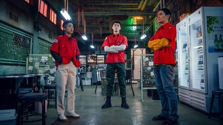 Três homens parados em um armazém em uma cena de Itaewon Class.