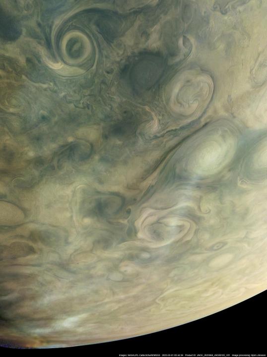 Bandas de neblina de gran altitud que se forman sobre los ciclones en un área de Júpiter conocida en Jet N7.