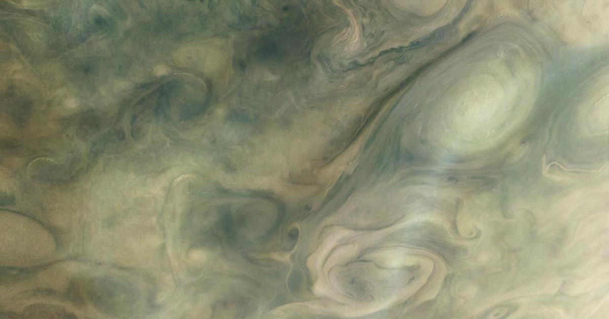 Юнона сделала удивительные снимки вершин облаков Юпитера
