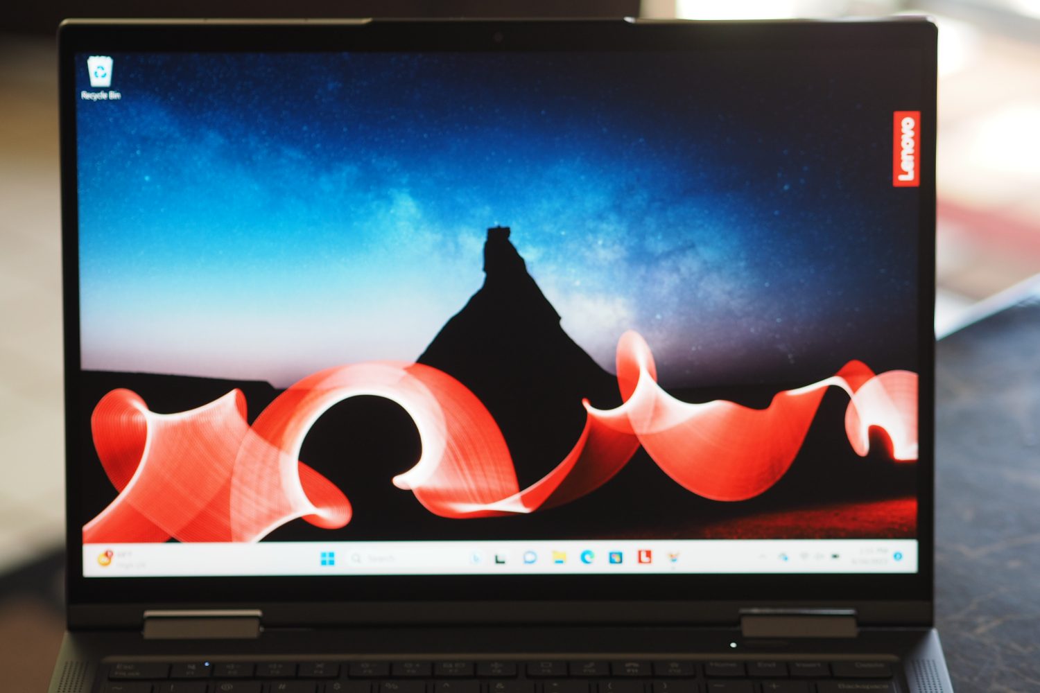 Visão frontal do Lenovo ThinkPad X1 Yoga Gen 8 mostrando a tela.