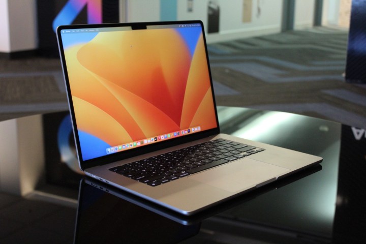 MacBook Air de 15 pulgadas de Apple colocada sobre un escritorio.