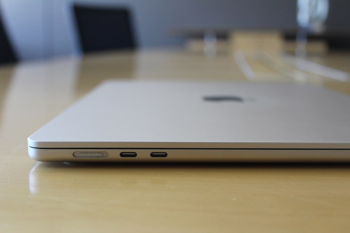 مک بوک ایر 15 اینچی اپل روی یک میز با درب بسته قرار داده شده است.