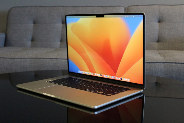 Il MacBook Air da 15 pollici di Apple posizionato su una scrivania.