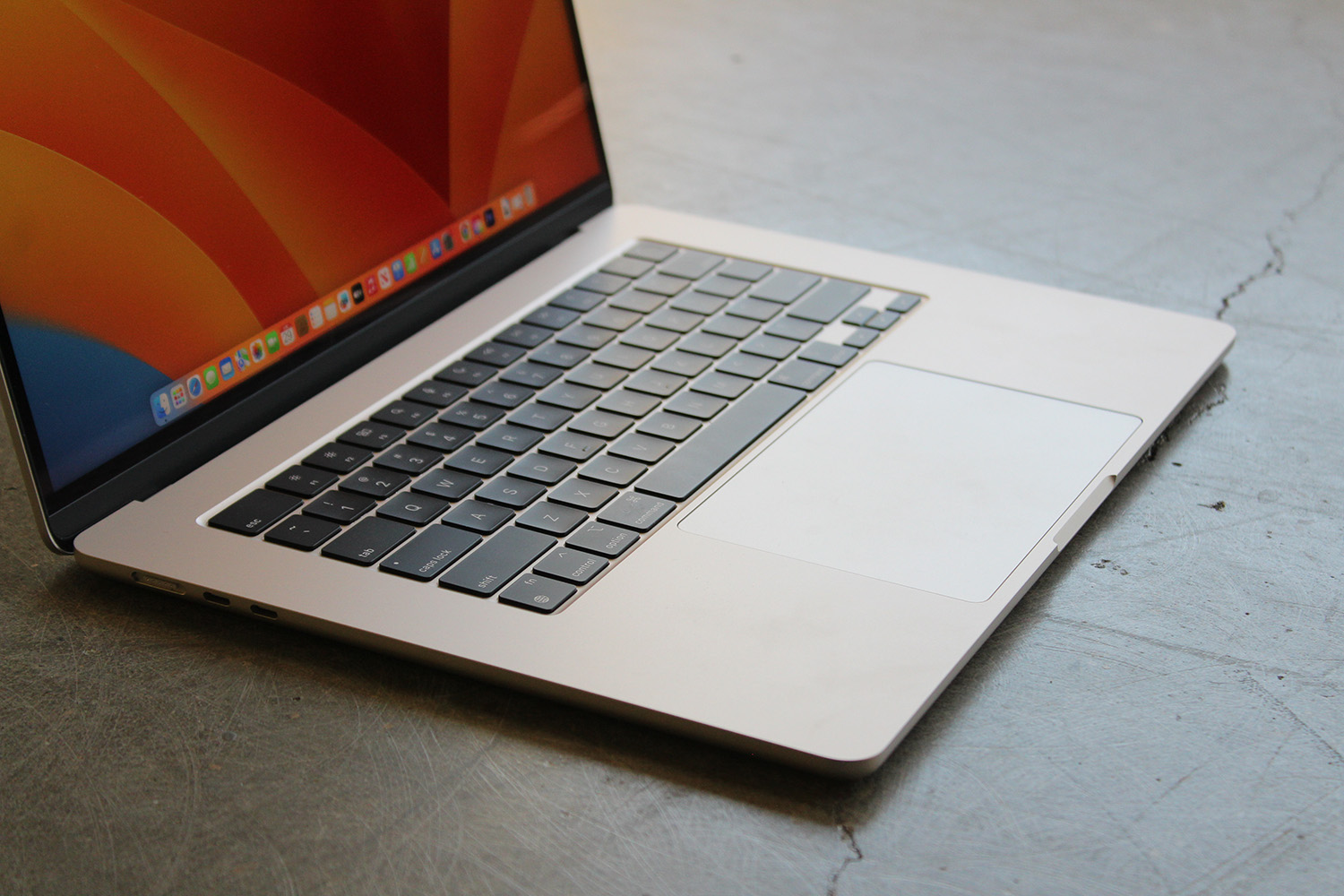 O teclado e o trackpad no MacBook Air de 15 polegadas da Apple.