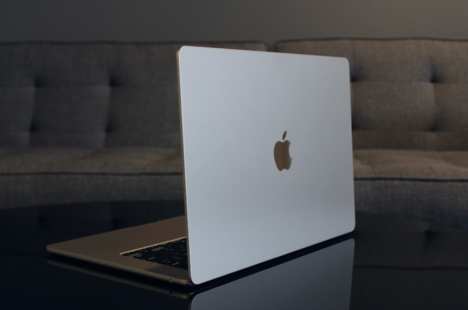 A parte traseira do MacBook Air de 15 polegadas da Apple.