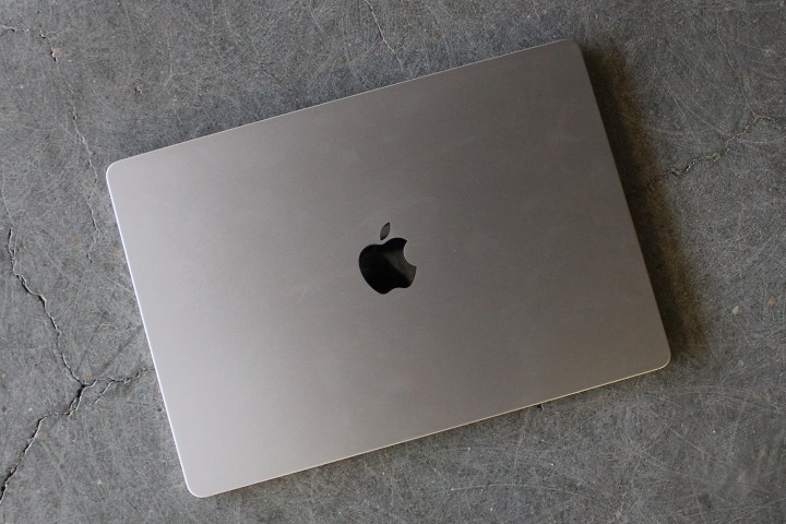 Il coperchio del MacBook Air da 15 pollici di Apple sembra dall'alto.