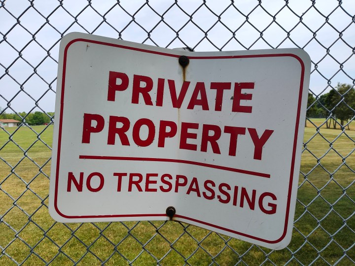 Un cartello di "proprietà privata", foto scattata con il Motorola Razr Plus.