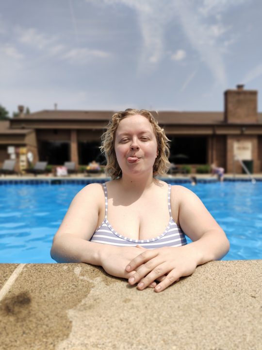 Motorola Razr Plus से लिए गए स्विमिंग पूल में सुनहरे बालों वाले व्यक्ति की तस्वीर।