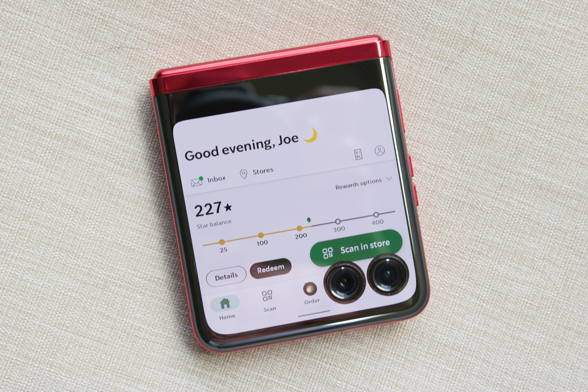 Starbucks ऐप Motorola Razr Plus कवर स्क्रीन पर चल रहा है।