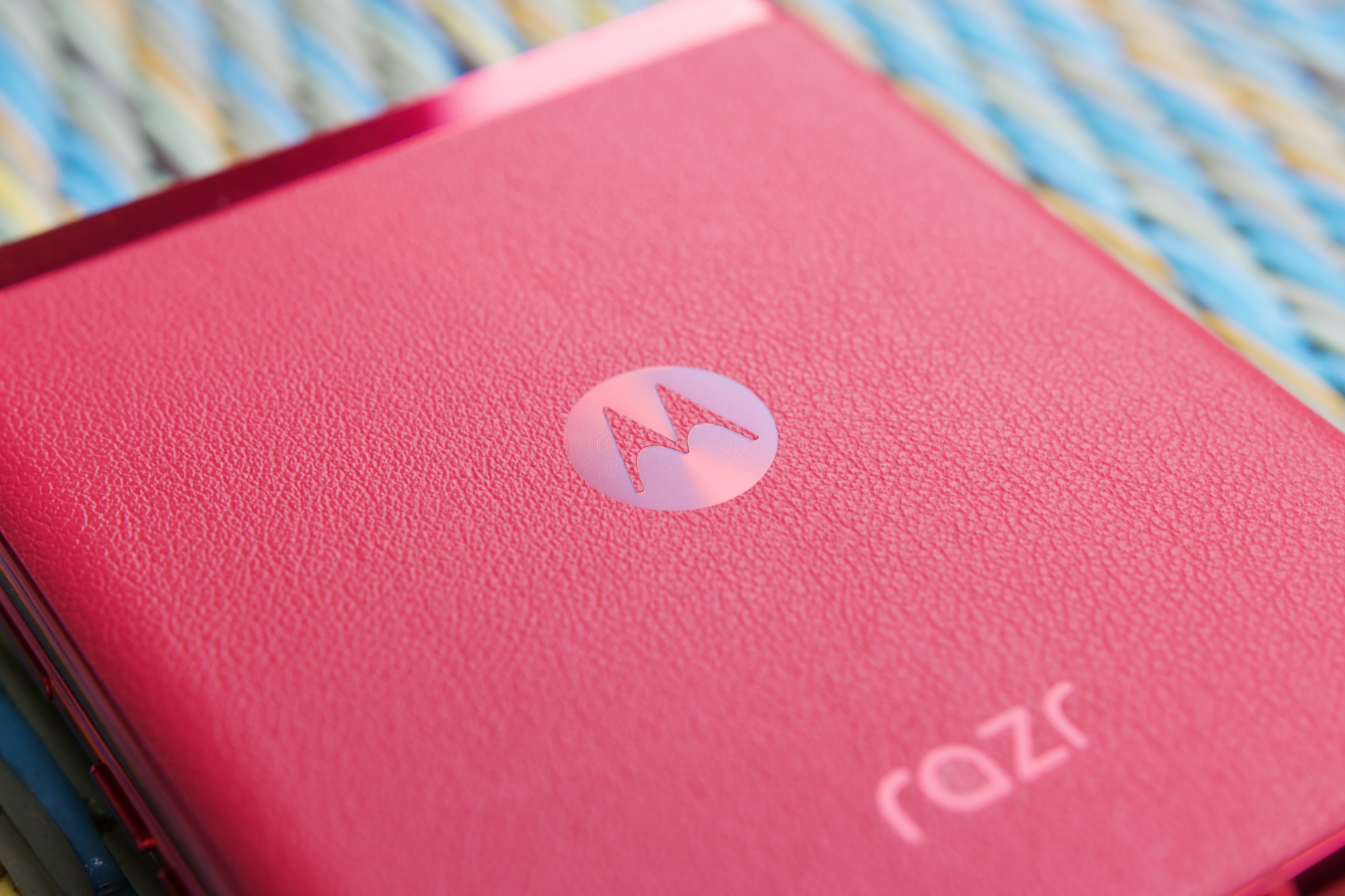 Viva Magenta Motorola Razr Plus और इसके लेदर बैक का क्लोज़-अप शॉट।