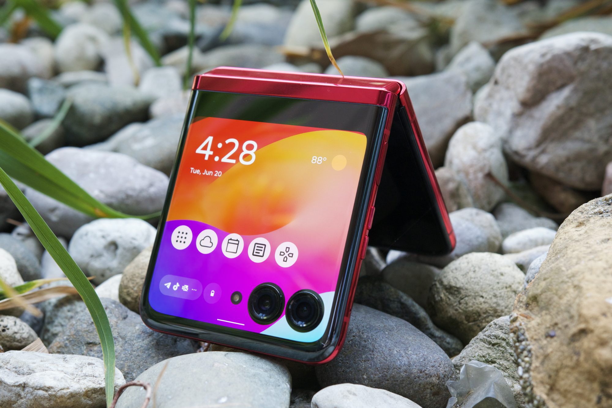 Motorola Razr foldable phone hit its lowest price of 2023 - Vimarsana News