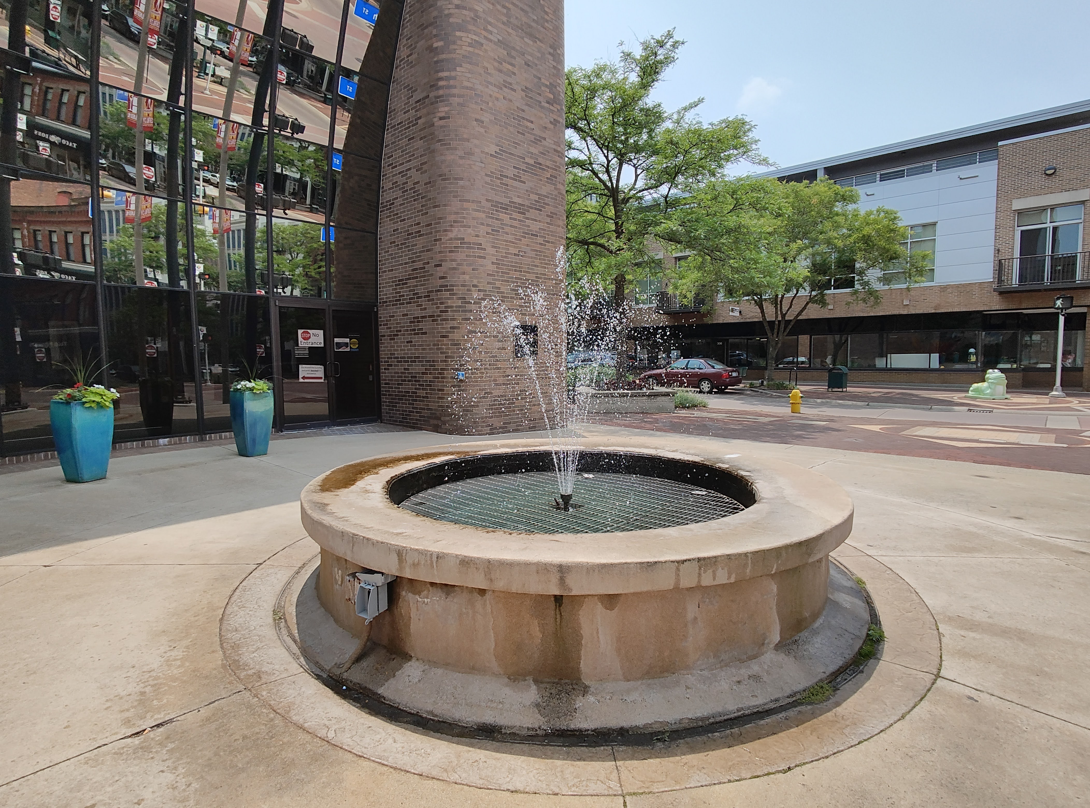 Photo of a fountain in downtown Kalamazoo, taken with the Motorola Razr Plus.