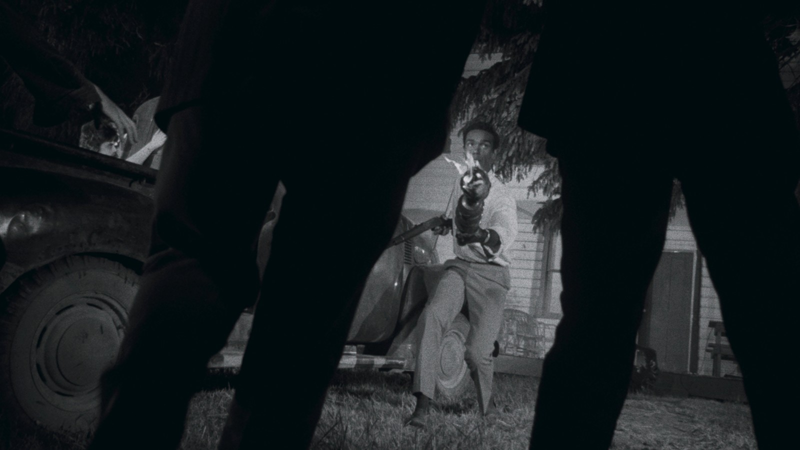 Um homem negro carrega uma tocha em A Noite dos Mortos-Vivos.