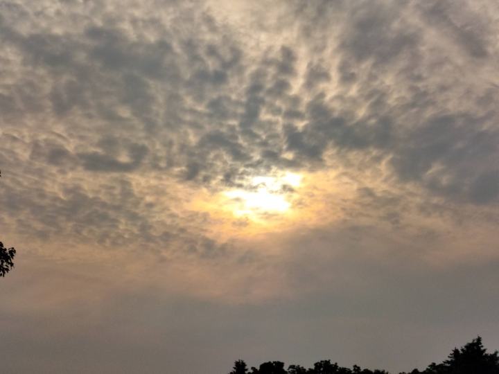 Photo d'un soleil derrière des nuages ​​prise avec le OnePlus Nord N30 5G.