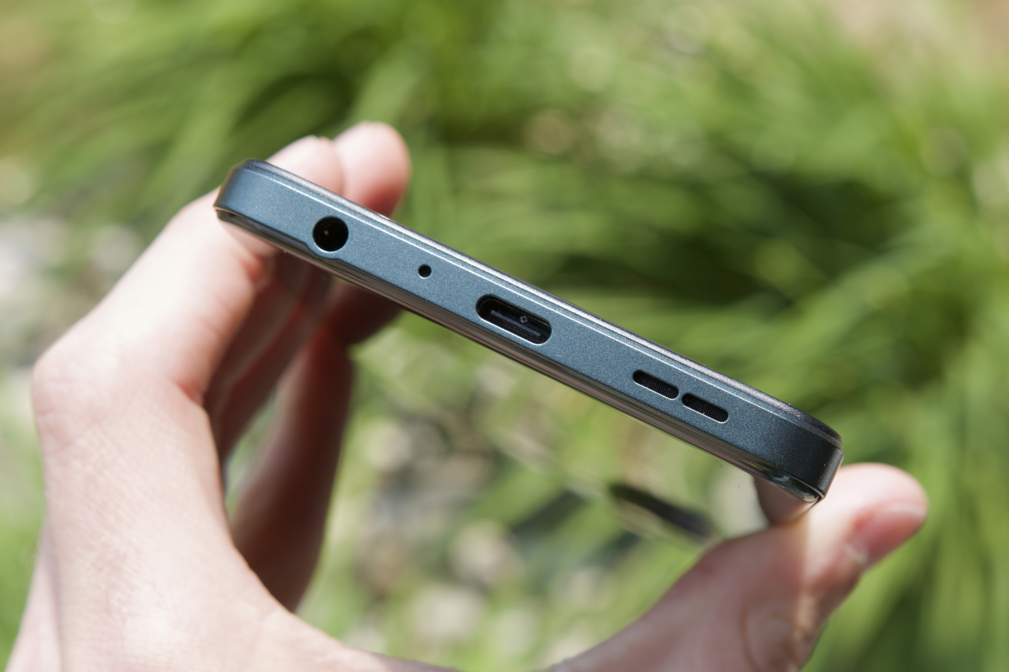 OnePlus Nord N30 5G पर USB-C पोर्ट और 3.5mm हेडफोन जैक।