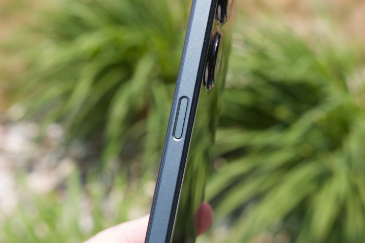 Bouton d'alimentation/capteur d'empreintes digitales sur le OnePlus Nord N30 5G.