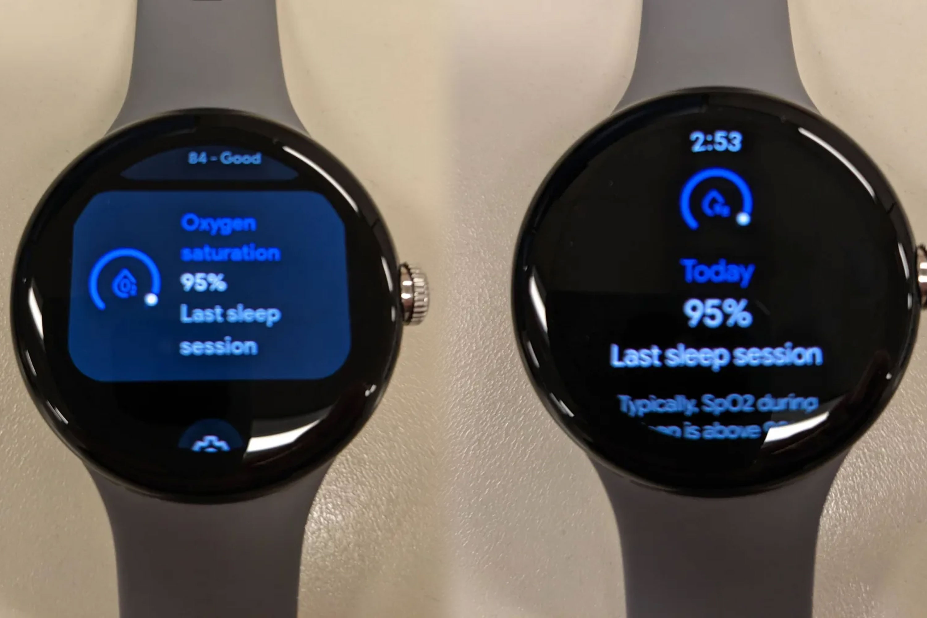 Duas imagens de um Pixel Watch exibindo o novo recurso de monitoramento de SpO2.