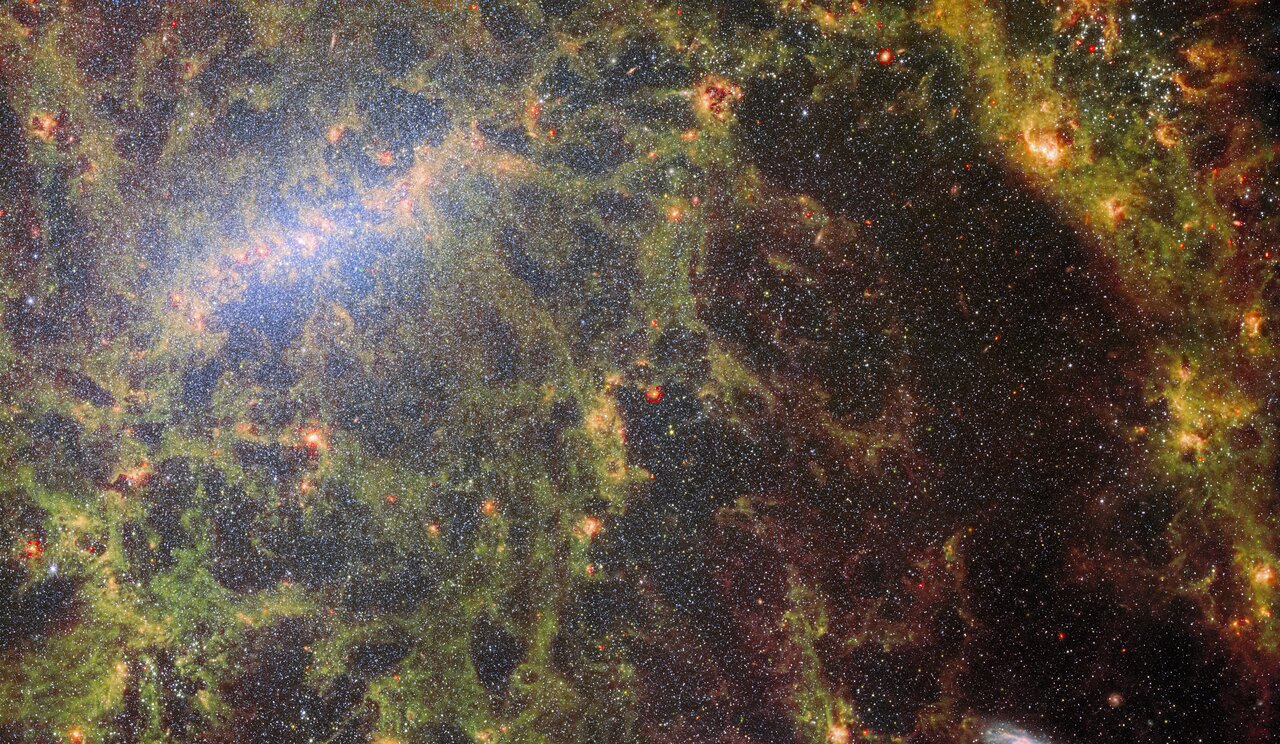 Peer inside the bar of a barred spiral galaxy in Webb image - Vimarsana News